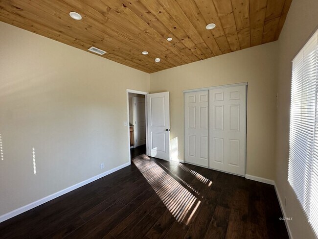Building Photo - 52810 Sugar Pine Dr