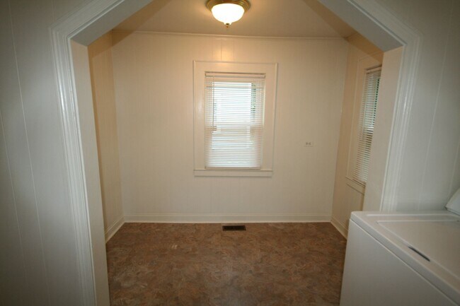 Building Photo - 910 Lancaster St