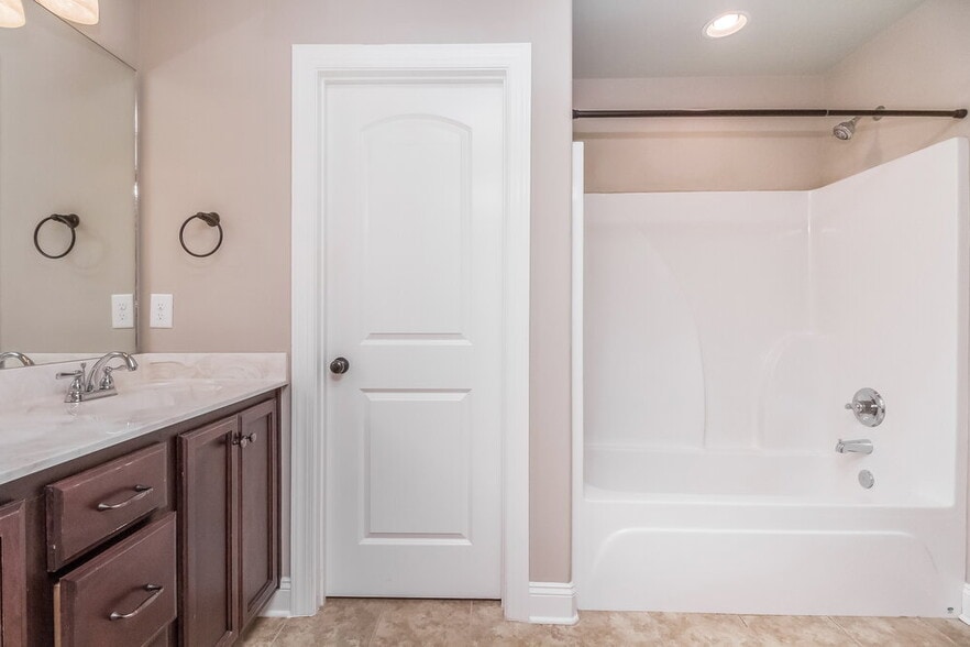 Building Photo - 8427 Manor Farm Dr