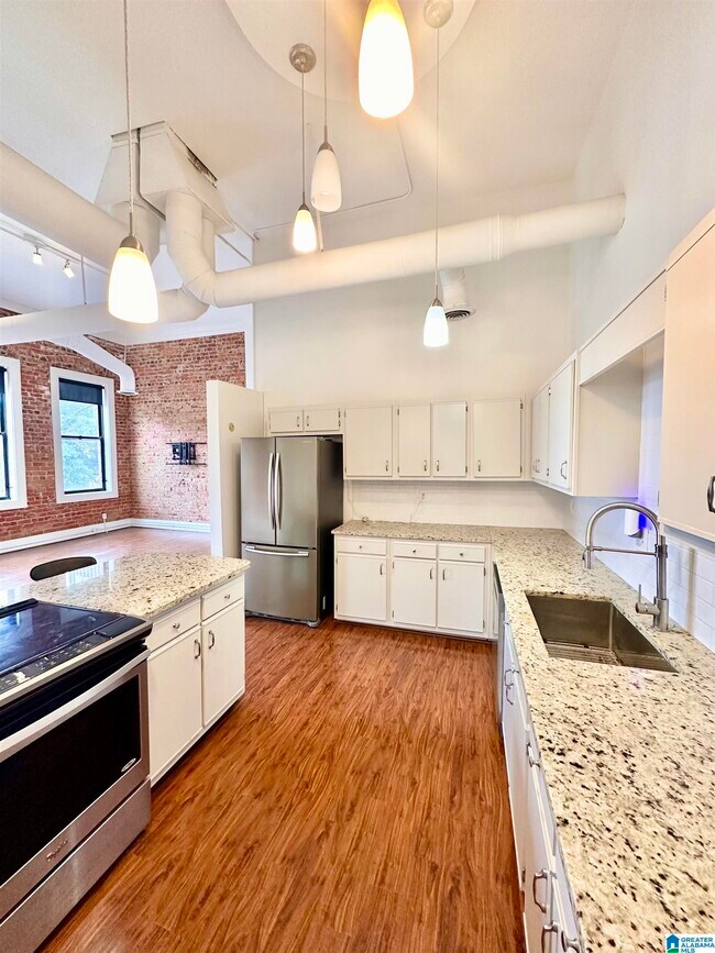 Building Photo - 2112 Morris Ave