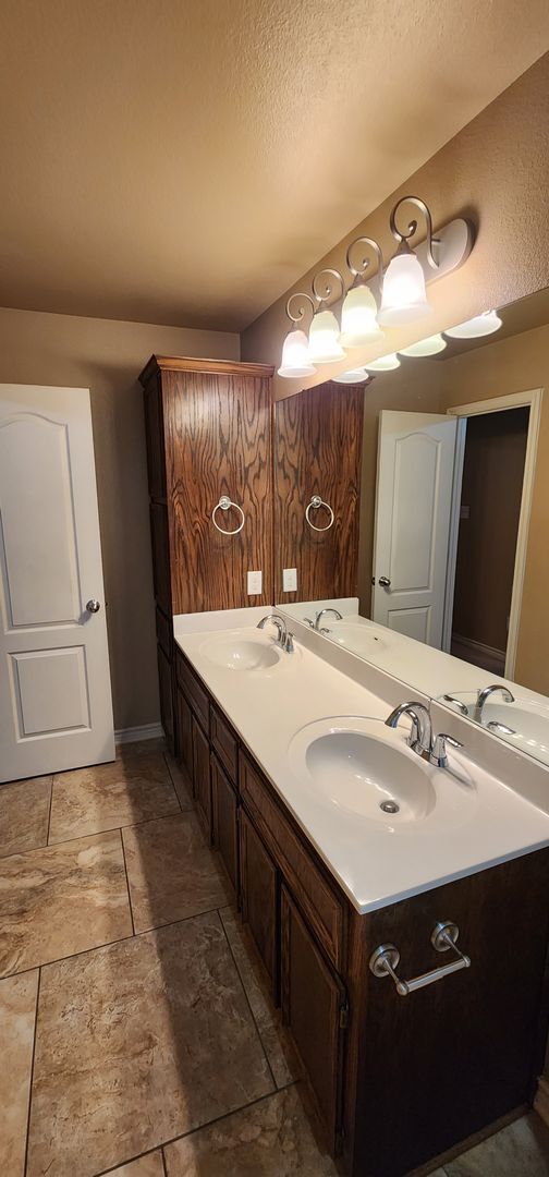 Building Photo - 5605 Settlers Ct
