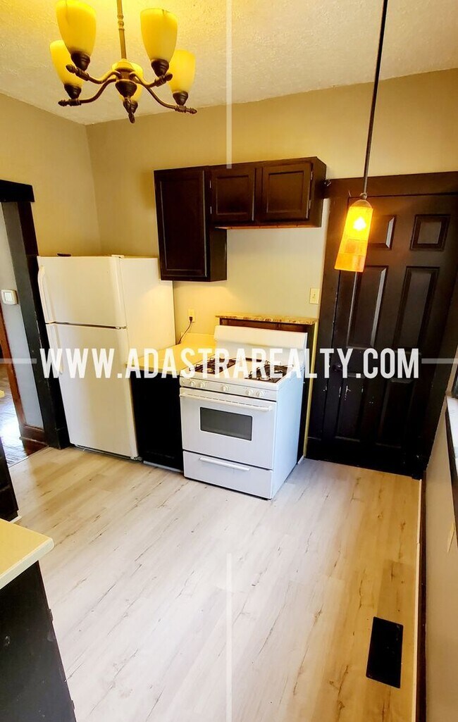 Building Photo - Amazing Historic Independence Home-Available NOW!!