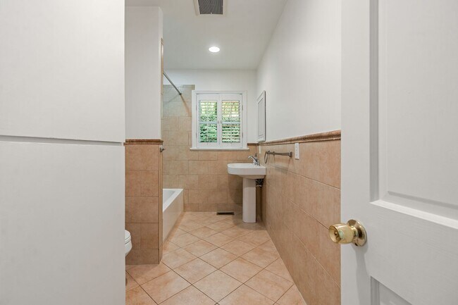Building Photo - 1209 Roosevelt Dr