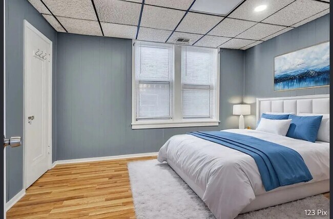 Building Photo - 2717 W Peterson Ave