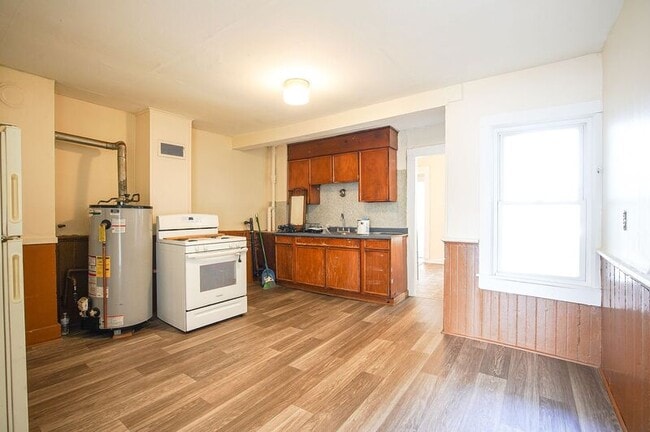 Building Photo - 34 Joy St