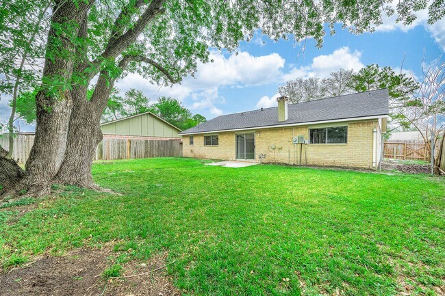 Building Photo - 3610 Brier Gardens Dr
