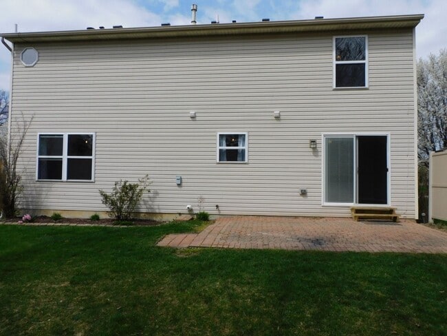 Building Photo - Spacious 4 Bedroom, 2.5 Bath Home