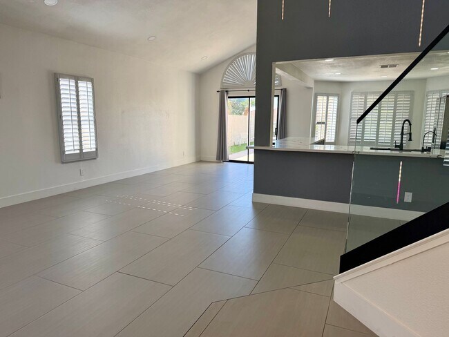 Building Photo - Gorgeous Lakes Pool Home