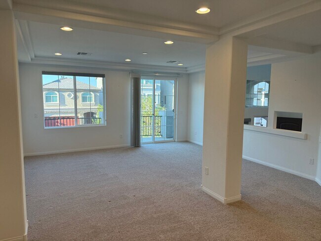 Building Photo - Large Southern Highlands Tri-Level Home. P...
