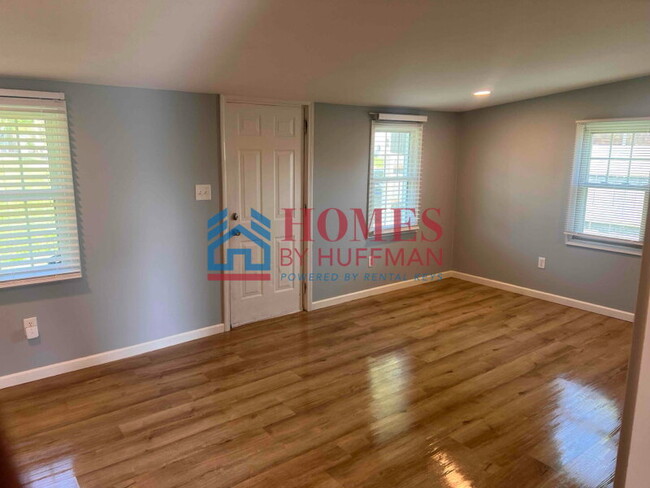 Building Photo - Three Bedroom House | Off Diamond Avenue