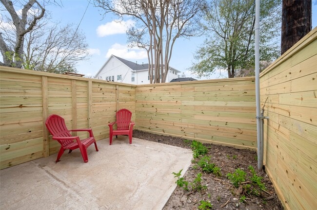 Building Photo - 323 E 24th St