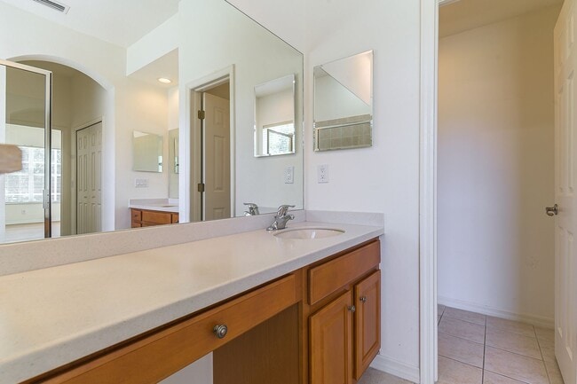 Building Photo - 4 Bed / 3 Bath Unfurnished Family Home wit...