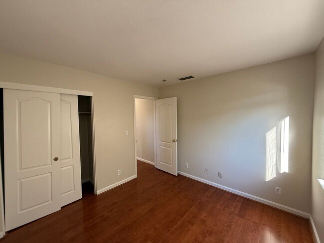 Building Photo - 5 bedrooms located in Redbridge Gated Community!