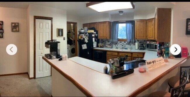 Kitchen with breakfast bar, washer/dryer room & pantry - 1424 Front Nine Dr