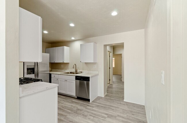 Building Photo - Centrally located - Remodeled Home