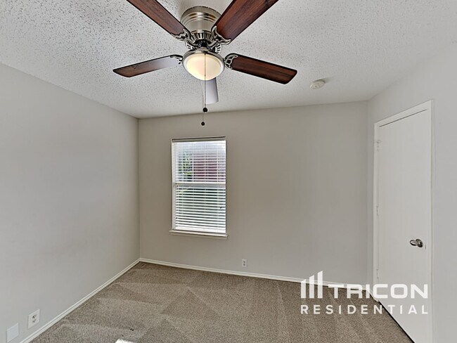 Building Photo - 704 River Run Dr