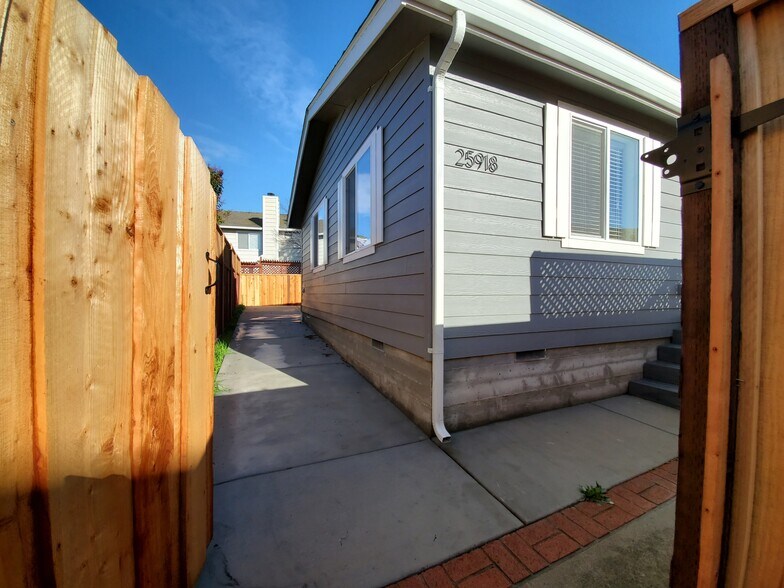 Building Photo - 25918 Meadowmist Dr