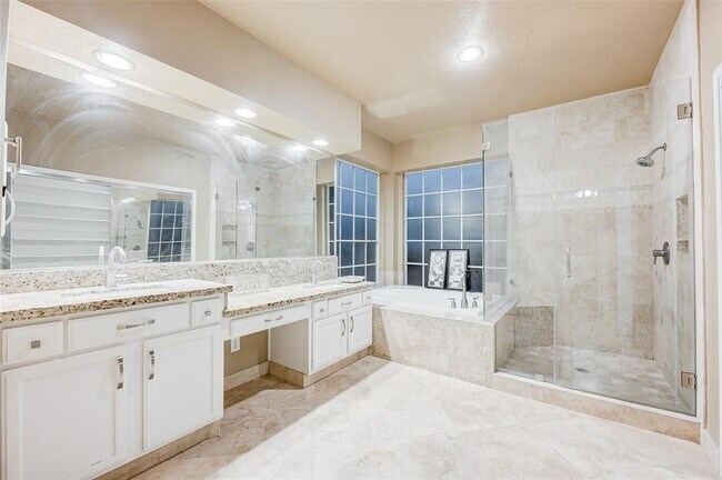 Building Photo - 815 Pointe Loma Dr