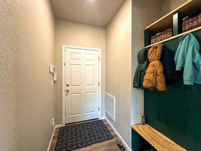 Building Photo - Almost Brand New Meadowlark 4bd 3.5ba home