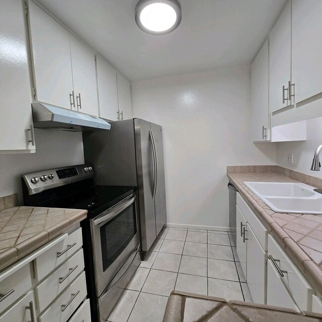 Building Photo - Playa Del Rey 1 bedroom apartment in Large outdoor community