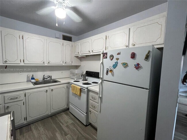 Building Photo - 279 Markham M