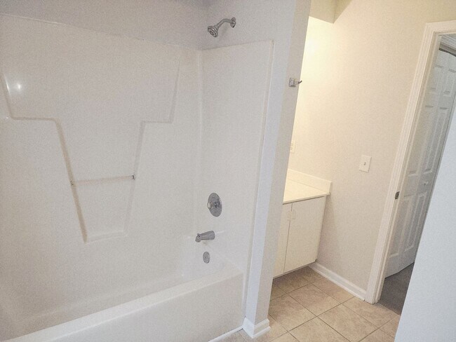 Building Photo - RENT SPECIAL! HAWTHORNE PARK GROUND LEVEL CONDO