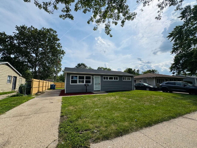 Building Photo - Your ideal home in Gary!