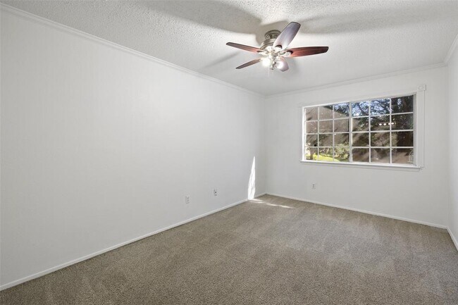 Building Photo - 1015 E Yager Ln