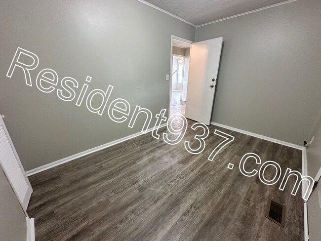 Building Photo - Updated 3 Bed 1 bath Home