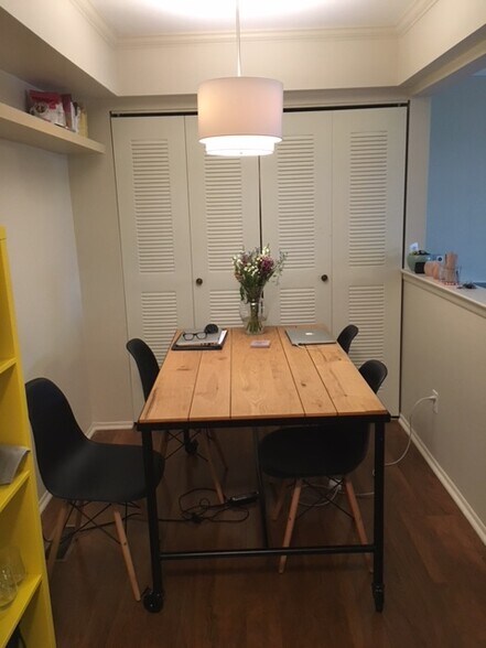 Building Photo - 525 Long Shore Dr