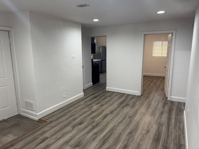 Building Photo - Updated Home Near KU Med