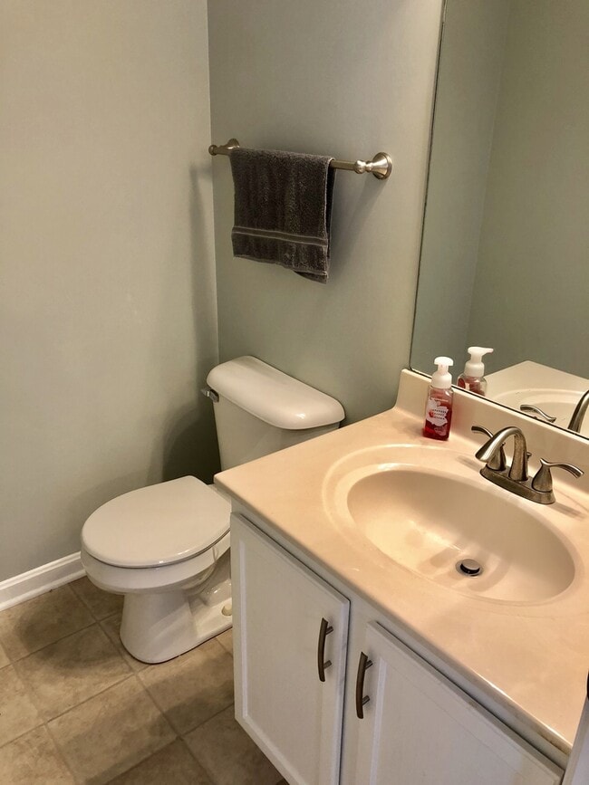 Building Photo - Updated East End Condo For Rent! So Nice