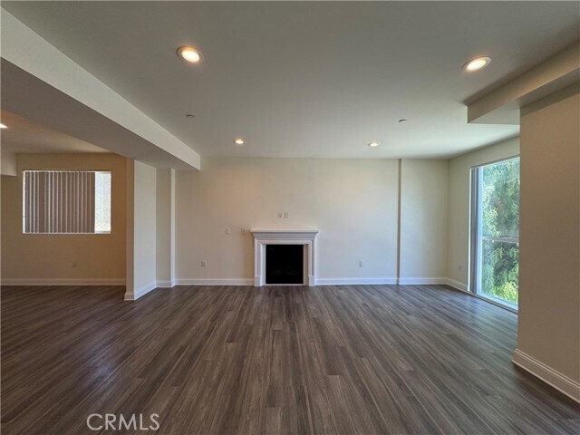 Building Photo - 14934 Burbank Blvd