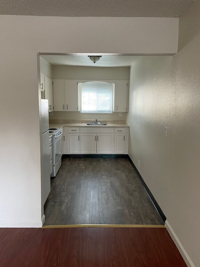 Building Photo - LOWER LEVEL 2 BED 1 BATH WITH FRESH PAINT AND NEW CARPET