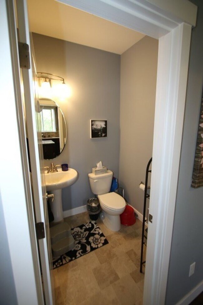 Building Photo - Modern and Spacious 4 Bedroom Condo in East Anchorage!