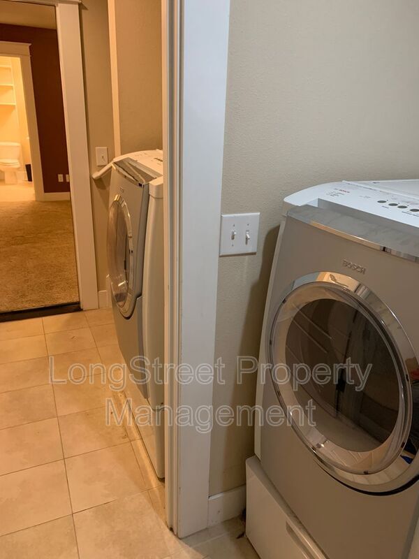 Building Photo - 532 NE Sumner St