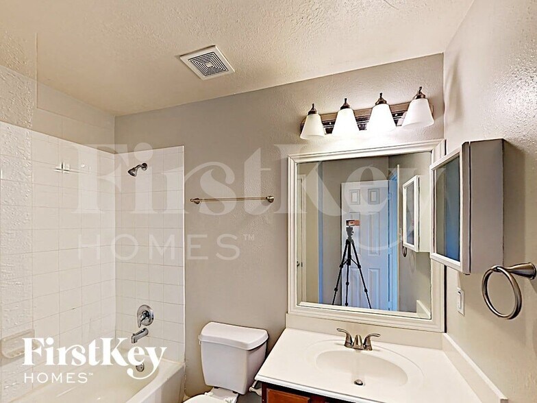Building Photo - 15207 Green Whisper Dr