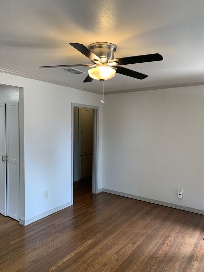 Building Photo - Available Now! 3/2 in central Lubbock!