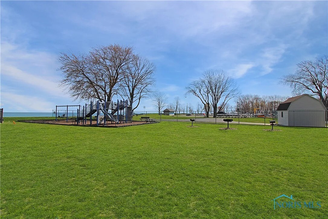 Building Photo - 206 W Lakeshore Dr