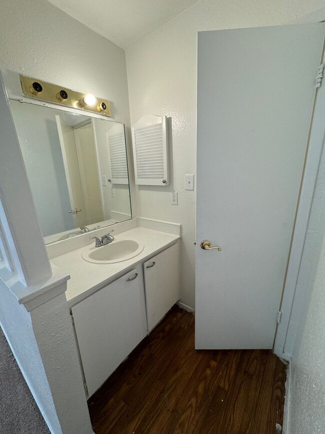Building Photo - 3bd/2ba First Floor Unit