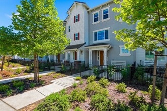 Building Photo - Spacious 3 Bed Townhome with Garage, A/C & Modern Finishes