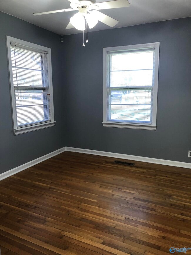 Building Photo - 1811 Stevens Dr NE
