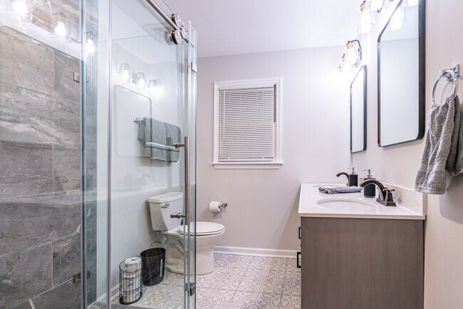 Building Photo - 702 Chambers Dr NE