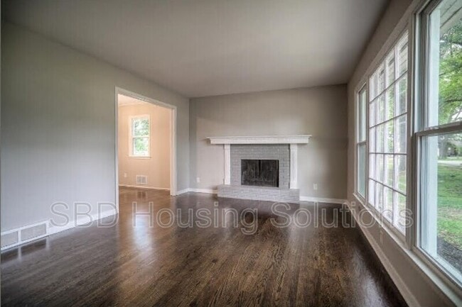 Building Photo - 610 E 110th Terrace