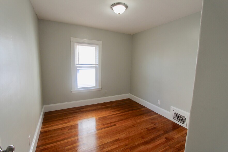 Building Photo - 34 Russell St