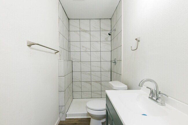 Building Photo - Recently Remodeled Duplex with Modern Touches and a Private Backyard!!