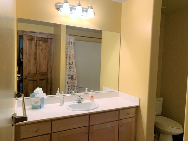 Building Photo - Perfectly Located Crestview Condo - Fully ...