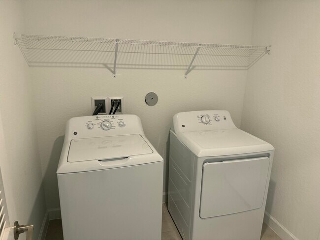 Building Photo - 10445 NW Suncrest Lp