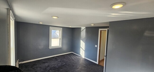 Building Photo - 123 Scott St