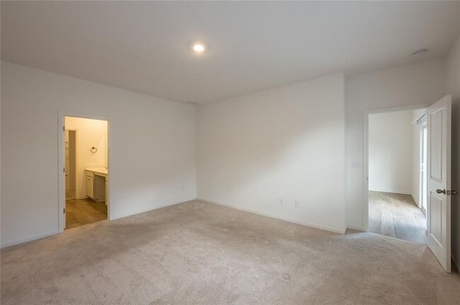 Building Photo - 895 Gelderland Dr